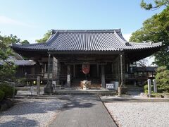 （渡岸寺）
滋賀県長浜市高月町にある渡岸寺へ。井上靖氏の『星と祭』でこの地の観音様が取り上げられていたこともあって、一度は行きたいと思っていた観音様です。

都で疫病がはやったことから、聖武天皇が泰澄大師に祈願を命じ、その際に泰澄大師が彫ったとされる国宝十一面観世音菩薩像が安置されています。保存のためだと思いますが、エアコンが設置されておらず、お堂で案内される方は暑くて大変です。

りりしい目元、引き締まった筋肉質な肉体、少し腰をひねった優美さ、右足を少し出してすぐに救いに行くぞという決意が印象的な観音様でした。

私がこれまで見てきた十一面観音菩薩像で一番優美な観音様です。

The Kannon-statue standing here is the most graceful one that I have ever met.