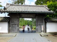 瑞巌寺の入り口です。
まだ人出の少ない松島ですが、ここは、沢山の人が来ていました。