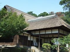 鶴翔閣。
延べ床面積約950平方ｍと、三溪園に在る歴史的建造物の中でも際立って大きな規模を誇ります。その名称は鶴が飛翔する印象の外観に由来すると言われています。
明治35(1902)年に原三溪が自らの住まいとして建て、以後20年にわたる三溪園造成の足がかりとなったほか、横山大観や前田青邨といった日本画家たちが集い、滞在し絵を制作するなど、日本の近代文化の発展にも関わった文化サロンとしての役割も果たした場所です。
現在の建物は平成10(1998)～12年にかけて修復工事が行われ、建築当初の姿に復元されたものです。

今日まで(8月8～16日)特別公開中でした
