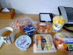 7:00　昨晩、伊勢丹で割引購入したフルーツ等で朝食
ある意味贅沢♪