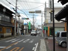 バス停周辺。昔ながらの狭い道。バス乗り場は待合所とかもない。
ここから、高速バスで鴨川へ行くことも可能（カピーナ号に乗車可能）。