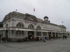 カーディフ中央駅の外観。