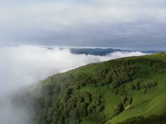 一瞬の晴れ間！　遠くの山の碧、近くの緑が鮮やかです。少しでも見えたのは、ラッキーでした！