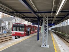 鮫洲駅は各駅停車しか止まりません。
時間の制約がないのでこのまま乗り続けましたが、急行や快速の待ち合わせがあって、それほど距離のない生麦駅まで35分以上掛かりました。