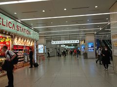 新大阪駅も人影はまばらだけれど、先月、先々月のような変な雰囲気は無し。

少し、ほんの少し変わりましたね、空気感。