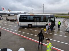 上海浦東国際空港へ到着。
台風が近づいていいた為、風が強いです。