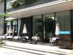 東京・京橋 商業施設『東京スクエアガーデン』1F
【Grahm’s Cafe-Los Angeles】

アメリカンカフェ＆ダイナー【グラムズ　カフェ　ロサンゼルス】の
テラス席の写真。

ランチはステーキやバーガーで賑やかに、ディナーはゆったり
アラカルトでお寛ぎください。