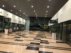 　空港 0時前、人気なし。スカイトレインを待ちます。
