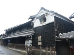 連子格子・なまこ壁・塗ごめ造り・卯達と江戸時代の絞問屋の外見をよくのこしている小塚家住宅です。