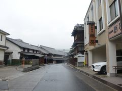 道がカーブしているところが、昔の東海道を彷彿とさせていい感じです。

薬局も景観に配慮してますね。