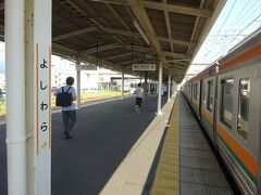 でも、浜松まで乗るわけではなく、途中の吉原駅で降りた。
駅のメインの出口は、後ろ（沼津方）の方。