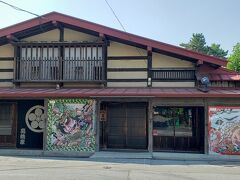 重要文化財 高橋家住宅

歴史ある建物の見学をイメージしていたけれど、
現在もお住まいとのことで、玄関の戸を開けて入った土間からすぐの間を拝見するのみでした。

後できちんと調べたところ、こちらは「喫茶店」として紹介されていました。
土間にカウンターがあって、コーヒーなどのメニューも掲げてありましたけど、いらっしゃ～い！という感じでもなかったのでよくわからなかった…

設置された木箱に”お気持ちで…”と記載されていたので、お茶は頂かずに見学のお礼に寸志を。