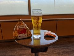 ANAラウンジで空港内で購入したおにぎりとビール。