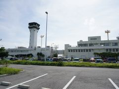 管制塔と空港施設。