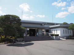 ありました、看板くぐってすぐの所。これが噂（何の？）の足立美術館、
年間の来場者は60万人を超える規模との事で、ここへのアクセス面を考えたら相当なもんですよ、これは。
入館料は2,300円となかなか強気とこの時は感じました。
入館時に、駅への無料シャトルバスの乗車予約します。