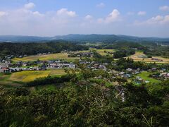 薬師曲輪へ出た。
そこは開けた場所となっていて、城下が良く見渡せた。
案内板によると、すぐ下に見えているのは三の丸の跡で、色付いた田んぼのあるところが三の丸御殿の跡、その右手の奥には、天文２年(1554)、時の城将里見義尭・義弘と、関東に覇を唱える北条氏の部将北条綱成が率いる軍勢とが攻防を繰り広げた場所だそうだ。