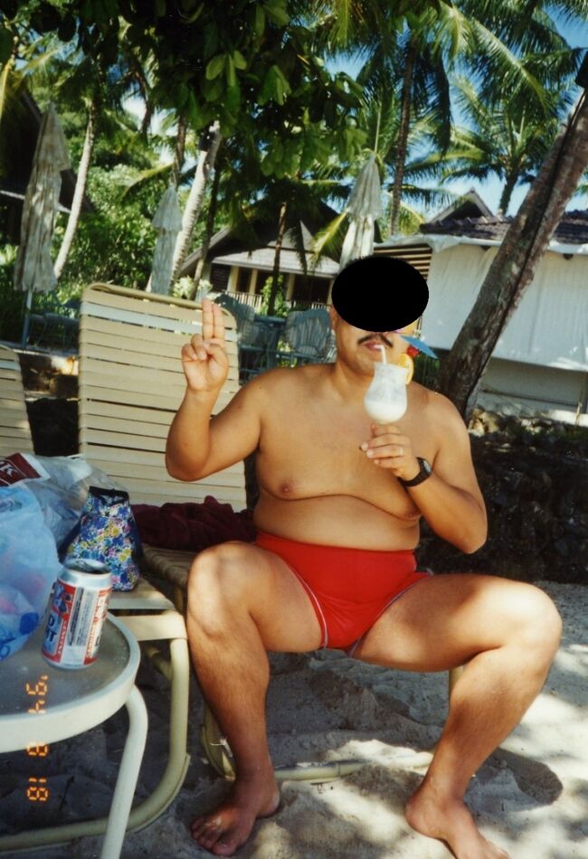 一休みして、トロピカルカクテルなんぞを飲みます。右後ろにビーチバーがあります。