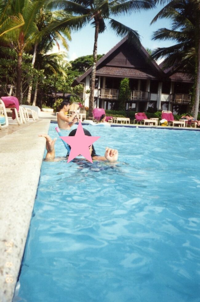 こちらはプール。後方が客室でこちらはオーシャンビューなので料金は高めのはず。