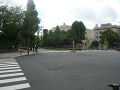 永田町駅の２番出口を出ると、右側に国会議事堂が見えます。

国会図書館前の交差点です。