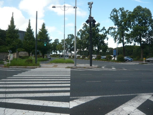 柿木坂を下りて、お濠に突き当たる手前を、左に進みます。<br /><br />三宅坂の交差点です。