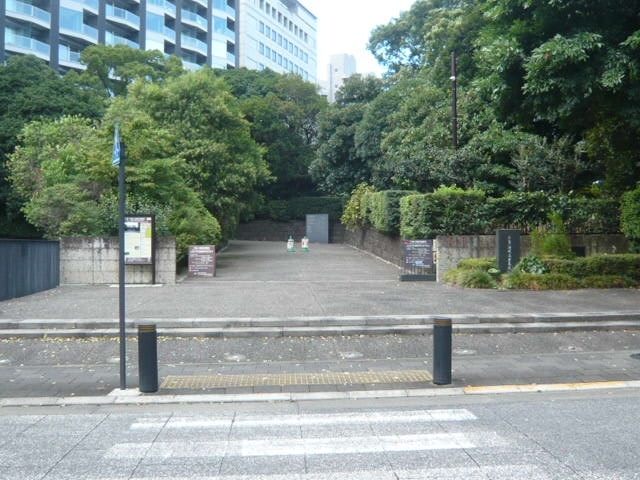 千鳥ヶ淵戦没者墓苑の南側の入口です。<br /><br />千鳥ヶ淵戦没者墓苑には、北側の入口もあります。<br /><br />北側の入口が、正門なのかもしれません。<br />