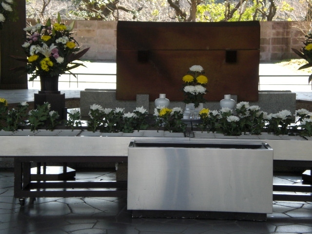 今回は、訪れた際は、行事の準備がされていたようです。<br /><br />六角堂の中央の献花台の上及び周囲に、お花が置かれてる状況です。