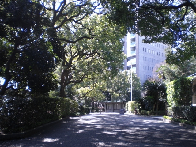 千鳥ヶ淵戦没者墓苑の北側の入口を入ると、千鳥ヶ淵戦没者墓苑の中央部の六角堂に至る道が続きます。<br /><br />右側に、管理事務室、左側に六角堂があります。<br /><br /><br />こちらが、正門のようです。<br /><br />入口の手前の右側の位置にあります。