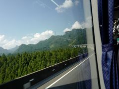 高速道路らしい立派な橋で渓谷を越え、連続するトンネルとカーブで
山間を縫うように走り抜けます。