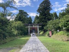 嶽きみというのぼり旗を道路沿いでたくさん見かけ、「ゴクキミってなんだろうね」とか言いながら岩木山神社に到着。