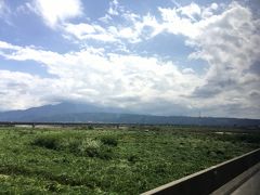 富山県に入ると、車窓左手に立山連峰を望めます。

