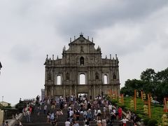 そして、マカオで最も有名ともいえる聖ポール天主堂跡。目の前の階段には観光客がたくさんいました。