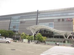 次はJR福岡駅へ。百貨店などが併設された巨大駅です。
JR博多シティの屋上にはつばめの杜ひろばという屋上庭園があり、そこへ行くのが目的です。

