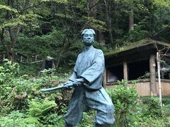 車で少し奥に走ると、滝があるのでそこにも連れて行って頂いた。
ここで佐々木小次郎が燕返しを編み出したらしい。