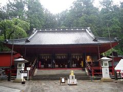 こちらは、早朝でも参拝は可能でした。ただ、こちらにも有料エリアあり、８時からみたいでした。

二荒山神社について…
-------------------
二荒山神社（ふたらさんじんじゃ）は、栃木県日光市にある神社。式内社（名神大社）論社、下野国一宮。旧社格は国幣中社で、現在は神社本庁の別表神社。

二荒山神社の境内は東照宮、輪王寺の境内とともに「日光山内」として国の史跡に指定され、「日光の社寺」として世界遺産に登録されている。
-------------------
※Wikipediaより引用
https://ja.wikipedia.org/wiki/%E6%97%A5%E5%85%89%E4%BA%8C%E8%8D%92%E5%B1%B1%E7%A5%9E%E7%A4%BE