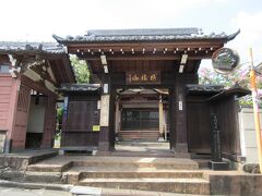 曹洞宗寺院・玉鳳寺。
桜田通りと聖坂を結ぶ幽霊坂沿いに建っています。趣ある木造の山門は高橋是清が寄進したとのことです。山門横には御化粧延命地蔵尊が祀られていて、顔のあざや傷を治し、美顔効果があるとされていることから、地蔵尊には白い化粧品のようなものが塗られ、多くの参拝客が訪れていることが想像できました。日航機墜落事故で亡くなった宝塚女優・北原遥子さんを祀った聖観世音菩薩も置かれています。