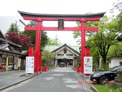 善知鳥神社
　青森市発祥の地、善知鳥神社鳥居。ここは、善知鳥神社の裏口である。青森市が善知鳥村と言われたころ、奥州国陸奥国外ヶ浜鎮護の神として勧請された。祭神は宗像三女神である。
　善知鳥神社の正面鳥居の右側には、青森市道路元標が建てられている。
