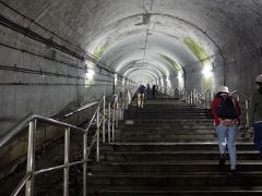 モグラ駅の下りから上りホームまで486段の階段を上がる！