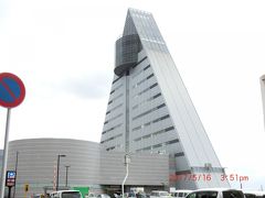 青森駅の到着
　善知鳥神社を後して更に進むと、そろそろ青森駅だ、手前に三角形の大きなビルが観える。ここが青森県観光物産館である。入ってみると、１階が物産販売所（お土産屋だ）青森のお土産をここで買おうと思っているので少しは観て歩く。２階は展示室で誰でも休憩できる大きなスペースがある。女学生らしき人々が勉強やおしゃべりに夢中だ。更に、ねぶたの模型(本物？)も飾ってある。何か有料ではあるがパノラマ映画も観ることが出来るそうだ。
