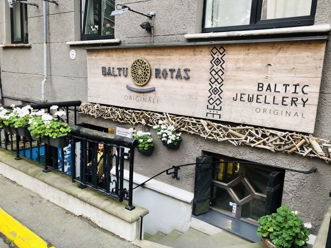 〝シンプルだけど伝統を受け継ぐアクセサリーショップ〟<br />2.Baltu Rotas<br />Baltu Rotas(バルトゥ・ルァタス)は、バルト民族のアクセサリーを復元したデザイナーショップです。遺跡からの発掘品や伝世品など古いもののレプリカ、あるいはそれをベースとして現代風にアレンジしたジュエリーを制作しています。店内には、歴史的価値のある伝世品も展示されていました。アクセサリーのほとんどがシンプルなデザインなので多くの方が使用しやすい商品になっています。銅、銀、金を使用していて、小さなブローチなどは15€ほどで購入できます。<br />リガ城の近くにあるショップなので、リガ城を訪れた際にはぜひ行ってみてください。このお店の近くに木製の大きな馬の像があるのでそれを目印に探してみるといいですよ。