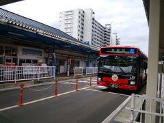 気仙沼駅に到着。駅のニューデイズでツナマヨならぬサバマヨのおにぎりとカツ丼を買い、県境越えの9キロ歩行に備えて腹ごしらえ。