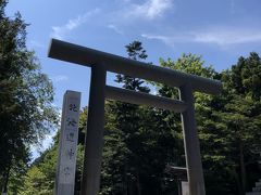 お家を出てから車に乗ってエンジンをかけたら
いつものように雨が降ってきた。
雨とともに札幌へ。

新千歳空港付近から雨がやんで ものすごく晴れている！！
本当は翌日日頃のお礼を伝えに伺おうと思っていた北海道神宮、
こんなに晴れているんだもん。今日だよね！

もちろん正門から。

お邪魔します。