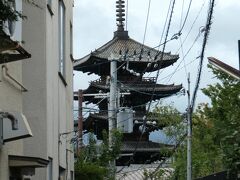 路地の向こうに八坂の塔が見えました。

今回は清水寺の参詣曼荼羅がメインですが、参考資料として八坂法観寺塔参詣曼荼羅（清水道の部分もある）もあわせ見ながら歩いております。

かつて鴨川のへりから東山方面を見渡すと、どんな光景だったんでしょうか。
今はお寺も神社も町の中の景色の一部ですが、昔の光景を想像すると「山がお寺」「全体が伽藍」みたいな概念もなんとなくしっくり理解できそうな気がします。