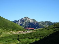 8時過ぎに双六小屋に到着。奥には鷲羽岳。
新穂高～双六小屋は3回目ですが、初めて4時間を切りました。
