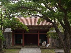 円覚寺の総門が見えてきます。