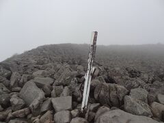 9:25
登山口から1時間40分。

着きましたぁ。
蓼科山頂(2,530m)です。