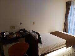 港から宿まで車で約1時間でやっと到着！

『HOTEL SANDALWOOD』
https://www.hotel-sandalwood.com/about/
宿がキレイで、ご飯も美味しいと評判でこちらの宿にしました。
照明が素敵☆でも少し暗い・・・←わがまま



