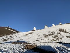 天文台がたくさん見えて来ると、雪が積もっています。
ハワイに雪！！びっくりですよねー。
やっぱり夏には溶けてしまうそうなので、貴重です。