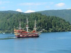 ８月２６日午前１１時前。
箱根ホテル（富士屋ホテルレイクビューアネックス）で眺める箱根海賊船。
これからチェックアウトして、すぐ近くの箱根町港から乗船します。