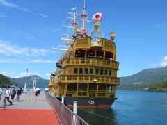 １１時１０分頃桃源台港からの「クイーン芦ノ湖」が到着しました。
２０１９年４月に就航した最新鋭船です。