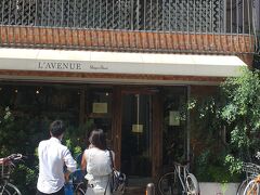 次のお目当てのお店「ラヴニュー」へ。
パールストリート沿いにありました。
ここも評判がいい超人気のケーキ屋さんということで行ってみたかったのです。